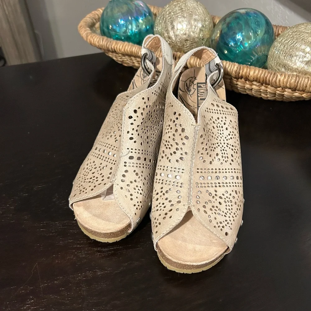 PIKOLINOS Cream Wedge Shoes with Perforated Floral Design Size 41 - Picture 2 of 9